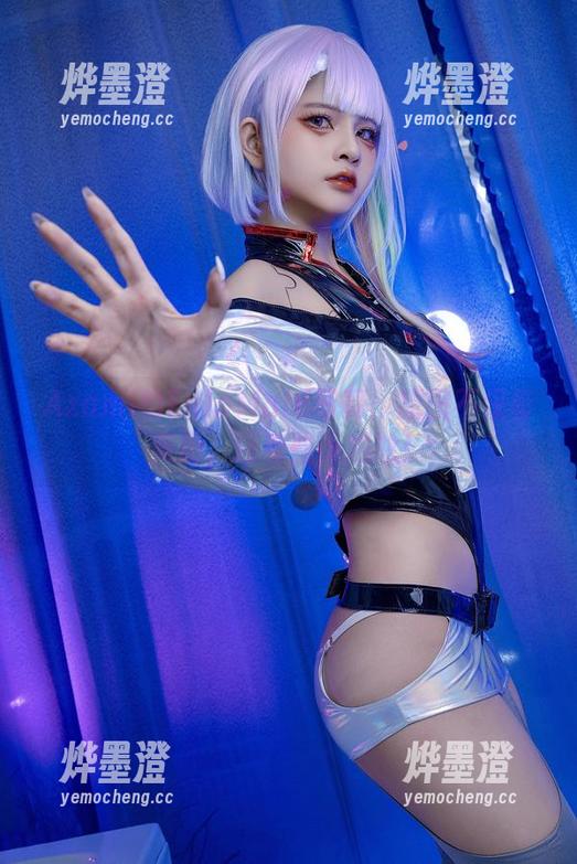 Azami Azami的EulaMaid写真:原图不仅有美丽,还有些小尴尬!
