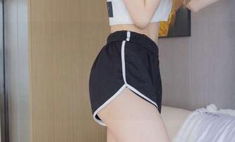 BoBoSocks袜啵啵 – 看到小沫穿上黑丝大腿袜，我下意识地想：这套图是怎么拍出来的？