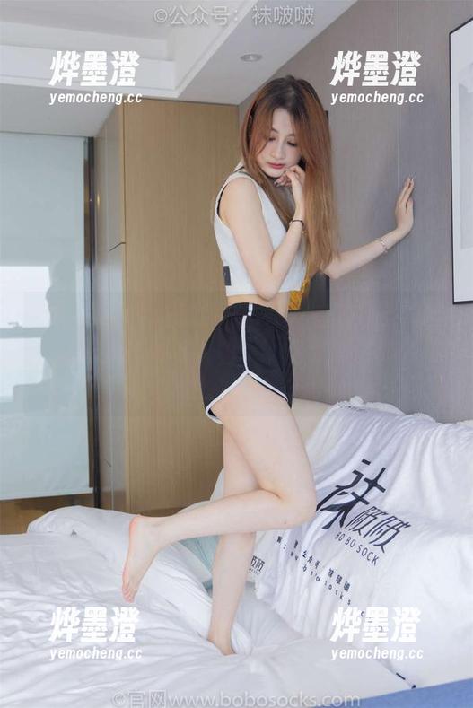 BoBoSocks袜啵啵 - 看到小沫穿上黑丝大腿袜，我下意识地想：这套图是怎么拍出来的？