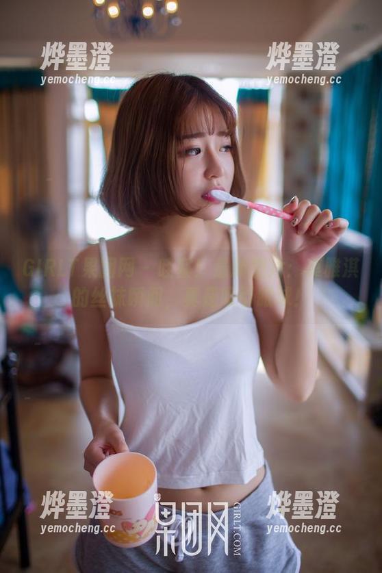 GIRLT果团网 - 哇塞！最新图片：莫雅淇的丝袜瞬间，真是吸引眼球！