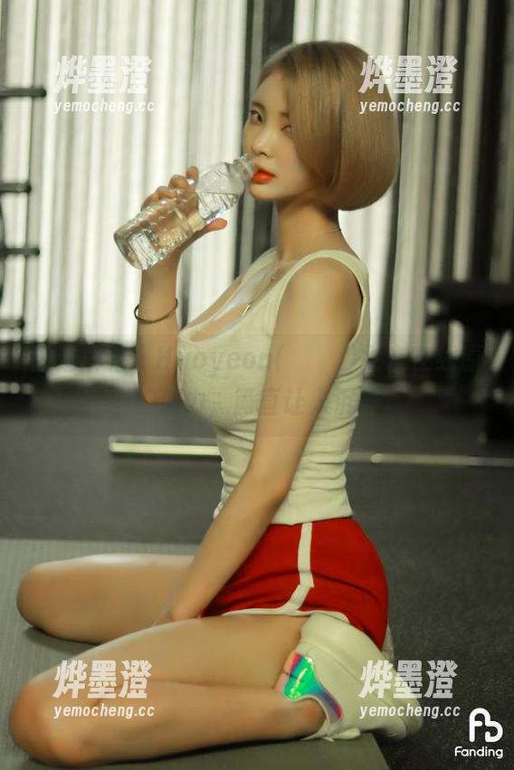 透过屏幕，Hyoyeon(김효연)女友在线原图的魔力，简直让人沉醉。