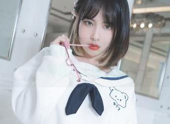 啊，Uhye(이유혜)的校服在线雨中漫步，图片倒映出一种说不出的浪漫。