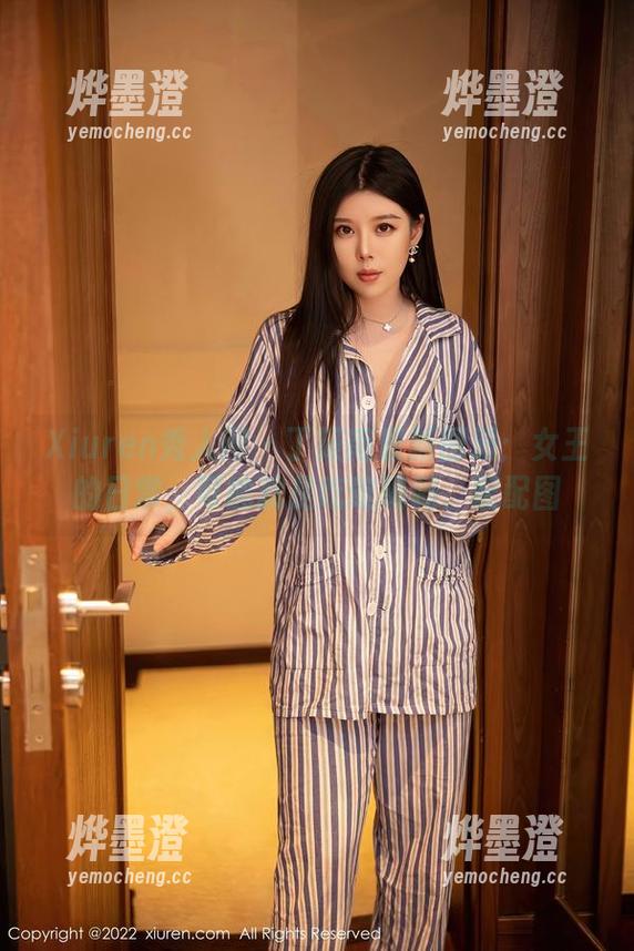 Xiuren秀人网 - 丁筱南最新图册：女王的日常，可能就是吃吃喝喝、配配图