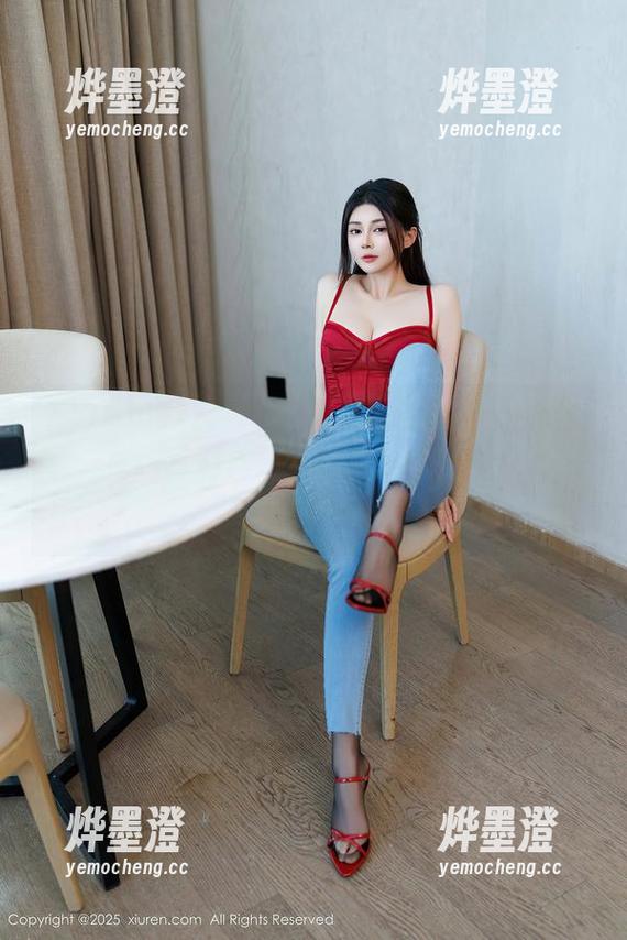 Xiuren秀人网 - 黄密儿天台版‘风吹过’：在线高清，一边拍照一边担心会不会摔个趔趄。
