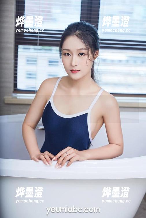 YouMi尤蜜荟 - 何嘉颖美脚写真集——当脚与美相遇，点击下载瞬间拥有！