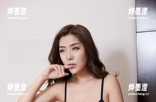 YouWu尤物馆 - 学妹Kely香香的写真集，偷瞄下这气势，我可能全校园最‘学霸’了！