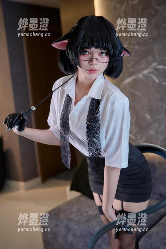 谁不想和ZinieQ一起在泳池边懒散？她的在线作品太让人心动了！