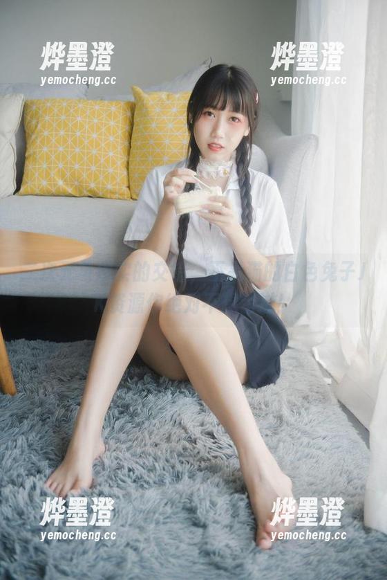 二次元与现实的交错，不呆猫的白色兔子JK资源你绝对不想错过！