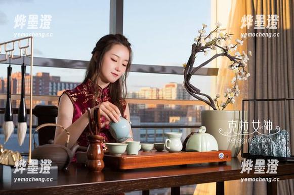 克拉女神 - 最新舒彤美腿图片：这绝对是自信和优雅的结合，谁能抵挡得了这种魅力？