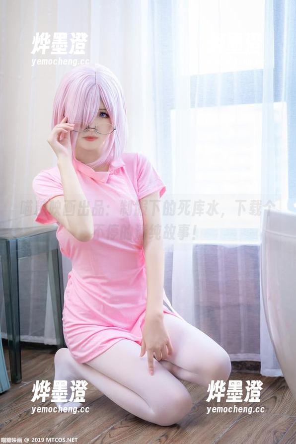 喵糖映画出品：制服下的死库水，下载个不停的清纯故事！