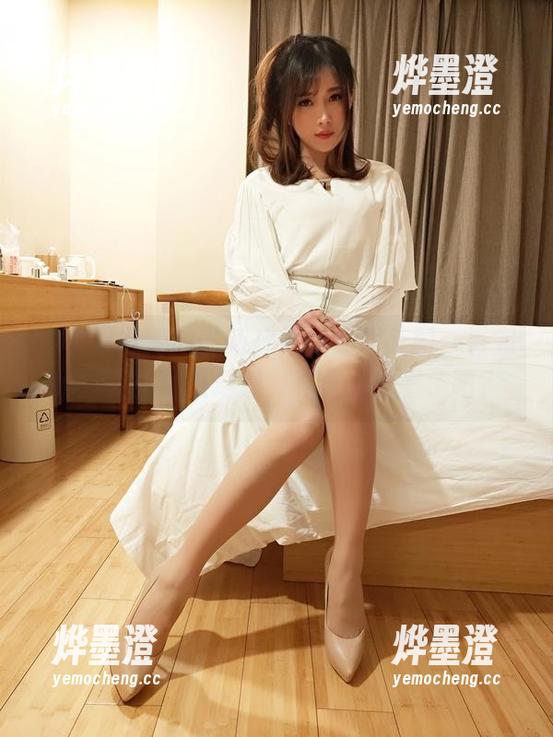 小女巫露娜的最新户外小红裙美图：看完我脑海里都是幻想，真是太好看了吧？