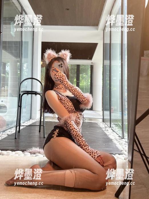 微密圈 - 小玉吃果冻的“套装”游乐场，帮你找到最适合的墙面壁纸！