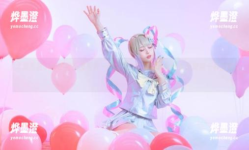 尤猫醒醒ovo的粉头发写真—我发现，生活好像也可以是跟她一样的甜！