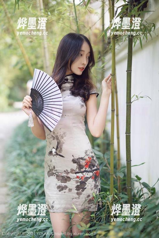 尤蜜荟 - 最新little贝壳写真蟊丝袜风情，照片里是不是有点小暧昧？