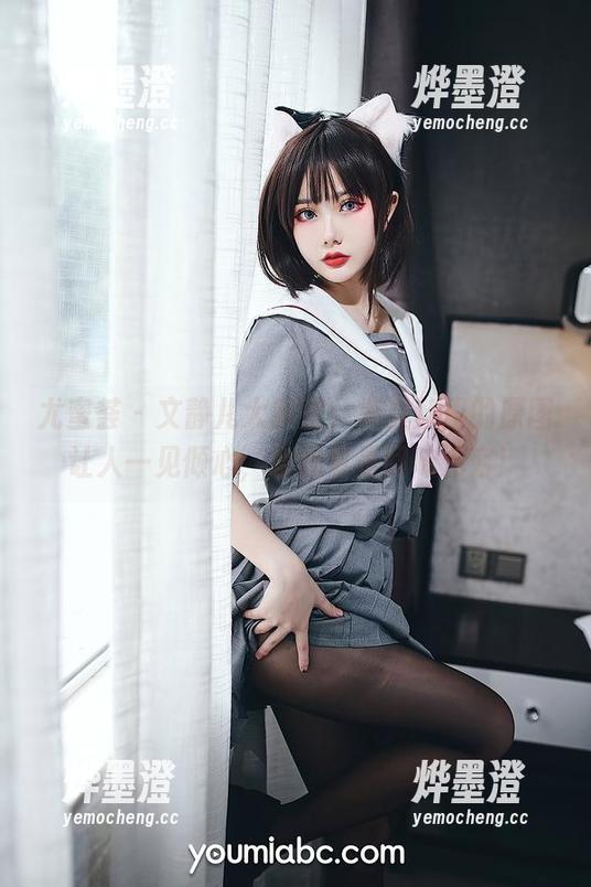 尤蜜荟 - 文静儿大解密，裤里丝里的原图让人一见倾心，套图更是回味无穷！