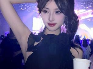 怡子yiii的白丝写真图包，清新脱俗，谁说丝绸只属于舞台？