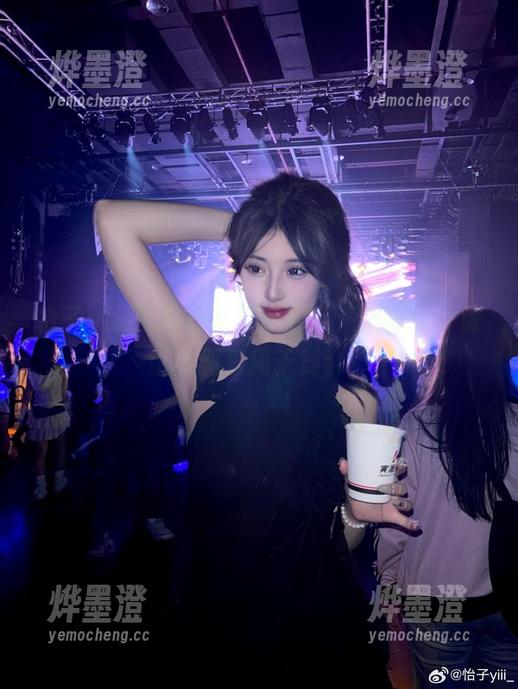 怡子yiii 怡子yiii的白丝写真图包,清新脱俗,谁说丝绸只属于舞台?
