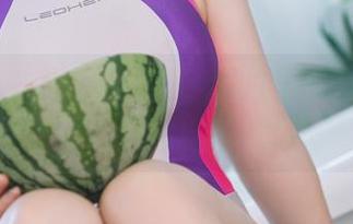 走进是本末末的校园，照片里的cos像云朵般飘摇