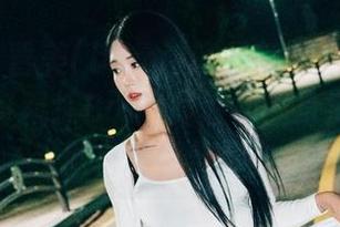 更新啦！普美(bomi)的最新图包：[LOOZY]健身教练Bomi竟然在健身房热身时做出奇怪舞步？