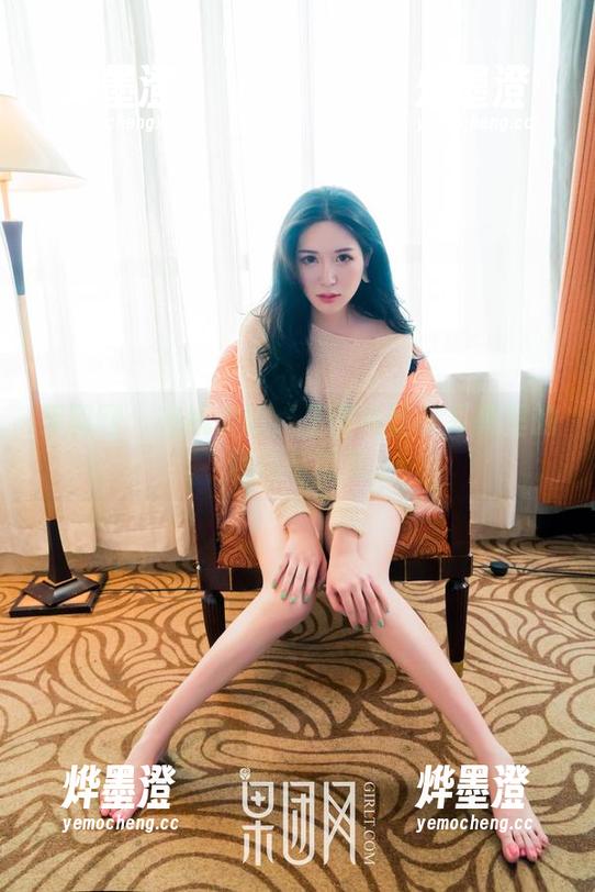 果团网 - 在线体验：王语纯丝袜写真里的轻盈与诱惑