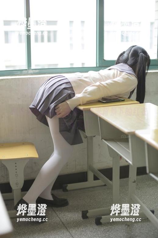 跟随森萝财团，探索无圣光背景下的红衣少女美图！