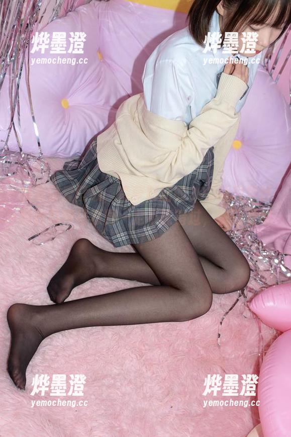 如果你爱壁纸，森萝财团的20D制服黑丝肉丝吊带袜原图一定不能错过，快看看吧！