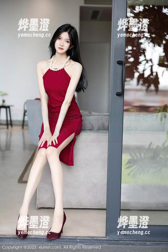 秀人网-小蛮妖Yummy 秀人网 - 看小蛮妖Yummy如何为姐姐的写真集添彩,原图简直是绝配?