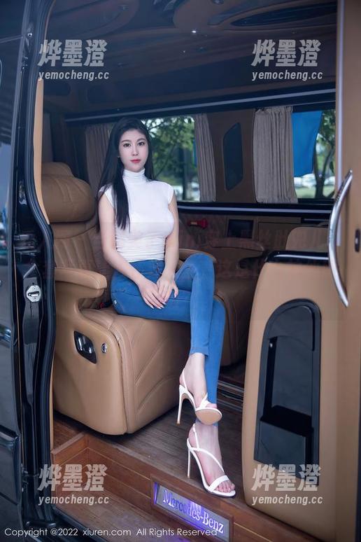 秀人网-糯美子mini 秀人网 - 当糯美子mini穿上黑丝肚兜儿,全套写真让人怀疑人生,这是什么神仙颜值?
