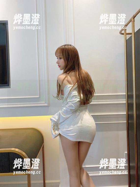一幅作品，多种解读：“米线线sama”原图中的美脚故事！
