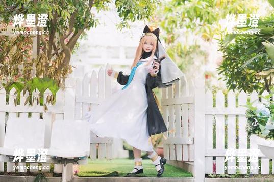 快来看看！艾西Aiwest的写真：初音和粉蝶花，这才是真正的图片实力派！