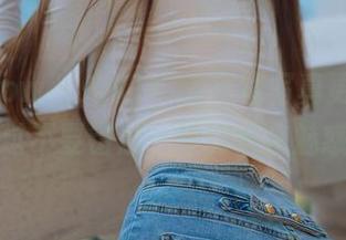 花漾show – 宋KiKi的短裙写真更新，走过路过不要错过，她到底在魅惑谁？