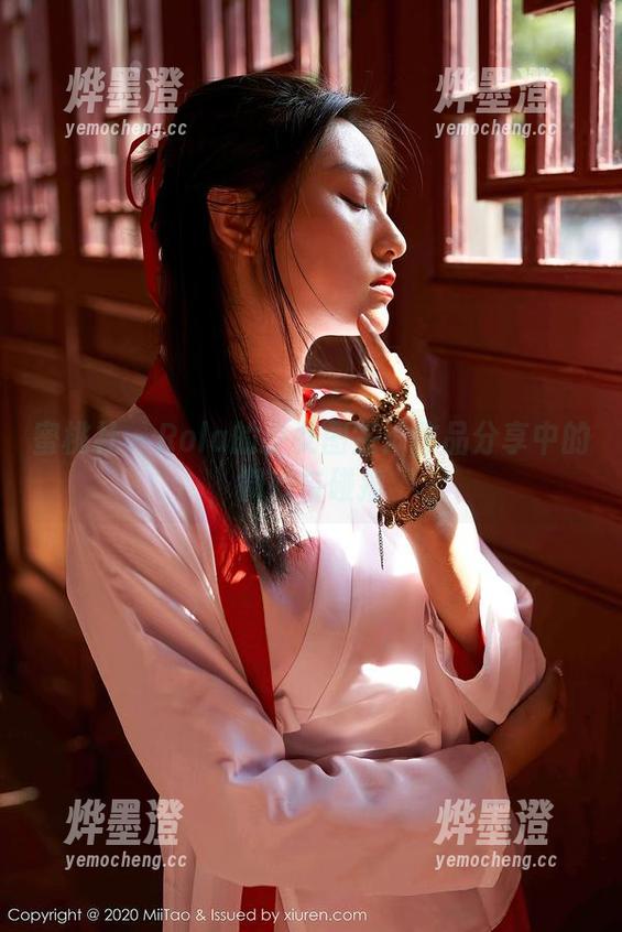 蜜桃社 - Rola的少女图鉴：作品分享中的微妙与碰撞