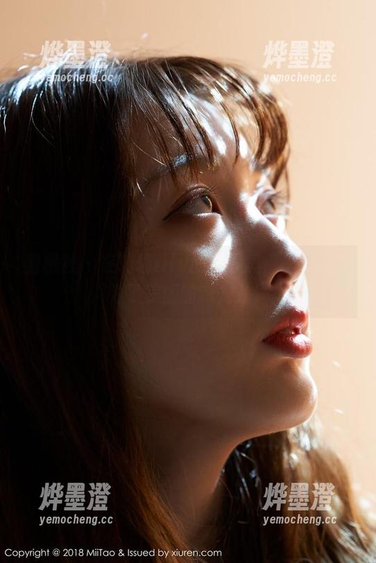 蜜桃社 - 在琉璃lily的世界里，裤里丝成为了美图的新宠儿。