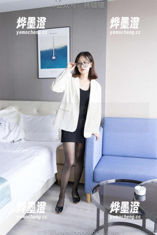 袜啵啵 - 看了小甜豆的短白丝美图，下载不下载你自己定！