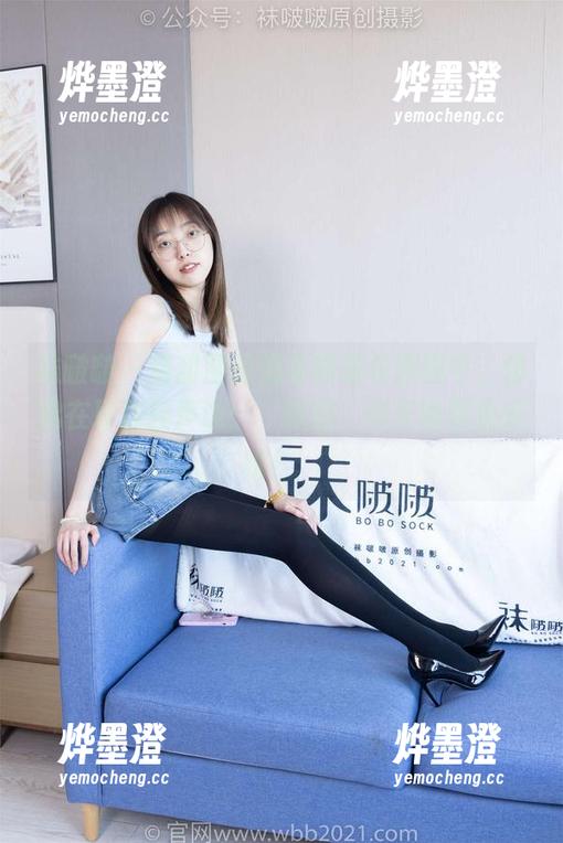 袜啵啵 - 甜甜圈的温柔释放在原图中，仿佛在耳边轻声说：‘你好，今天也要快乐哦！’