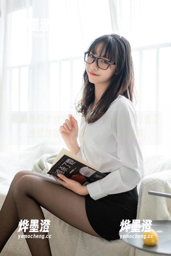 高清西瓜少女短裙图片，这裙子太好看了，感觉连西瓜都想穿上它一起跳舞！