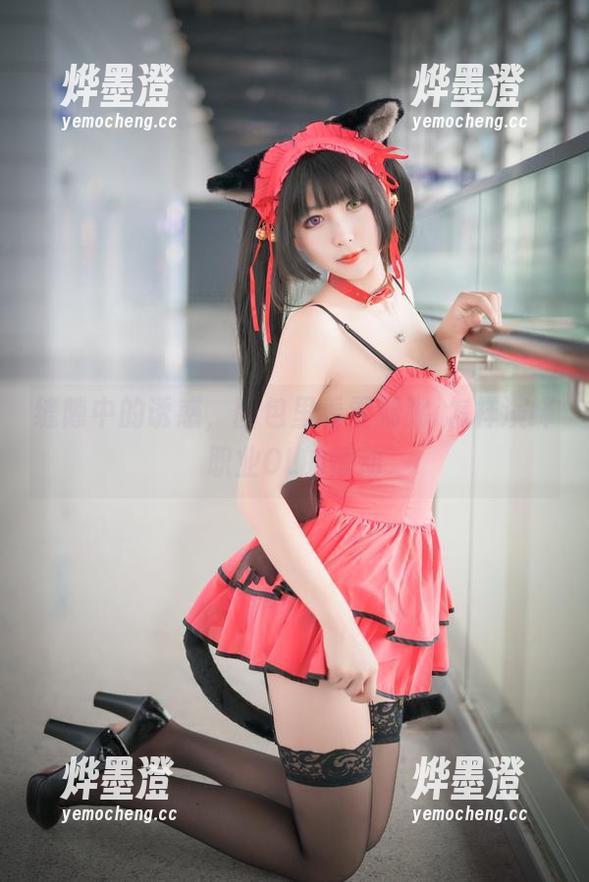 缝隙中的诱惑，图包里看雯粥粥i怎样演绎职业OL的悸动
