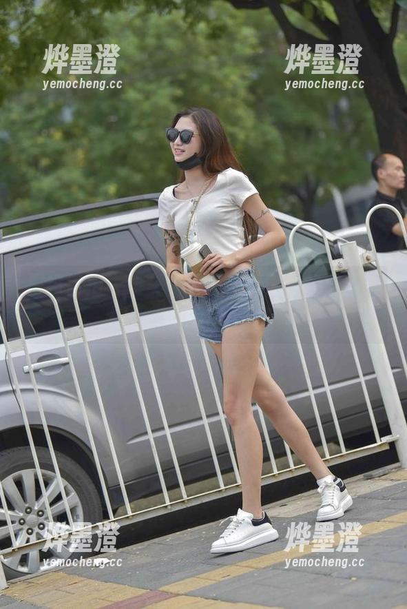 魔镜街拍-曼曼 魔镜街拍 - 唯美与奇怪交织:曼曼女仆写真合集,心跳加速中...
