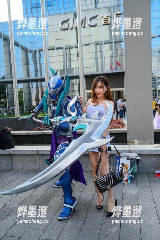 魔镜街拍 - 玲玲的街拍：一个人把车展玩成了高清图集，真是个独行侠！